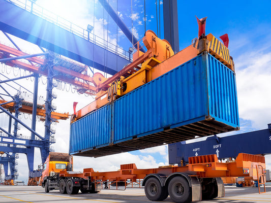 Container wird auf LKW geladen zum weiteren Versand