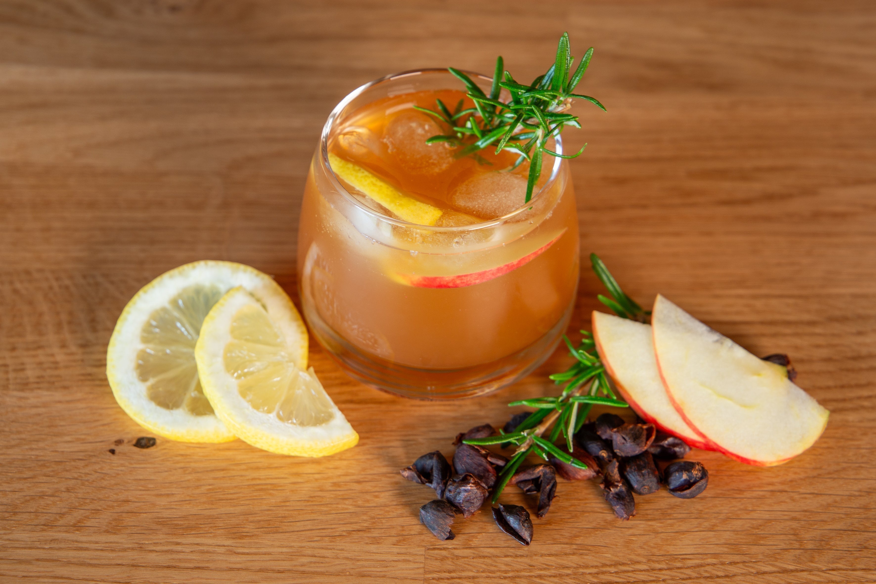 Zubereiteter Gartenparty Cascara mit Deko: Zitronen, Rosmarin, Apfel