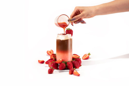 Strawberry Cold Brew mit Cold Foam und frischen Erdbeeren als Sommergetränk
