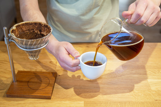 frisch gebrühten Kaffee einschenken