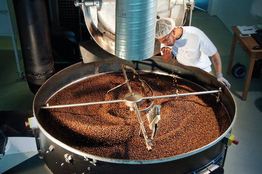 Kaffeebohnen bei der Röstung mit Röster