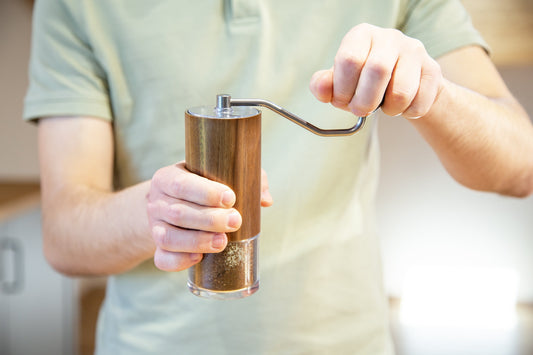 Kaffeemühle bei der Benutzung