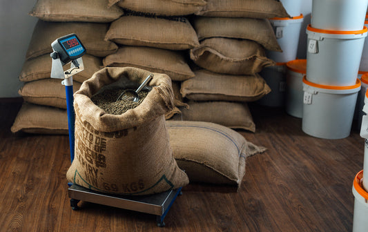 Kaffeesack mit Kaffeebohnen auf der Waage