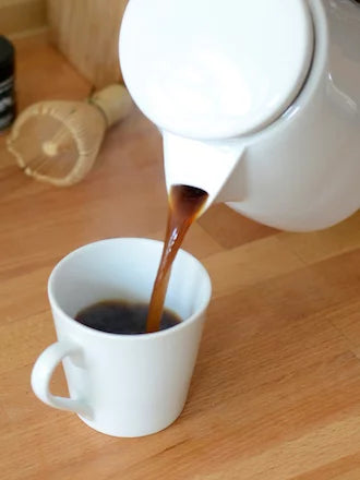Aromatischer SoftBrew-Kaffee wird direkt aus der Kanne in eine Tasse gegossen – klarer Geschmack in Reinform.