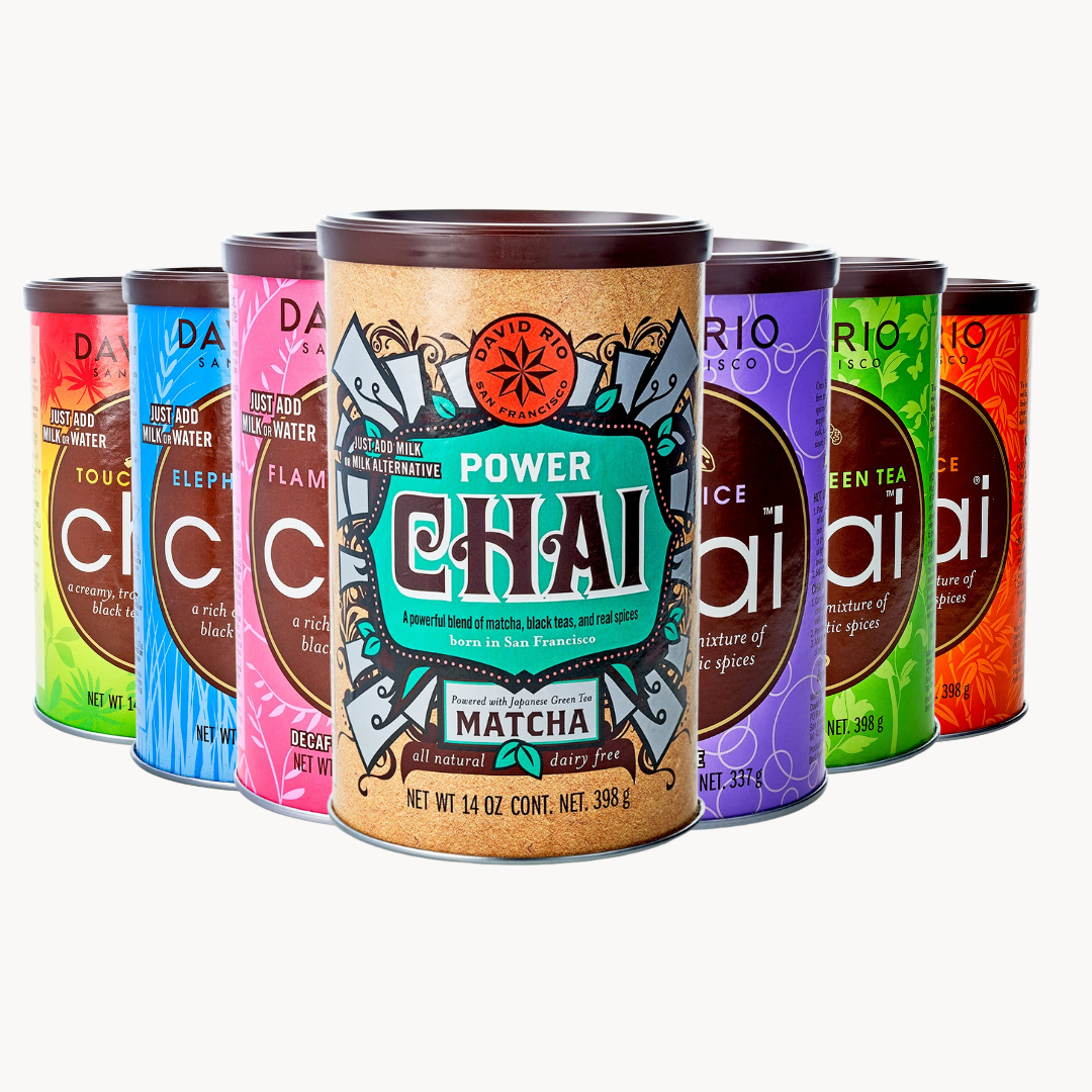 Packshot David Rio Chai Dosen mit allen Sorten: Elephant Vanilla, Flamingo Vanilla, Power Chai Matcha, Tortoise Green Tea, Orca Spice und Tiger Spice