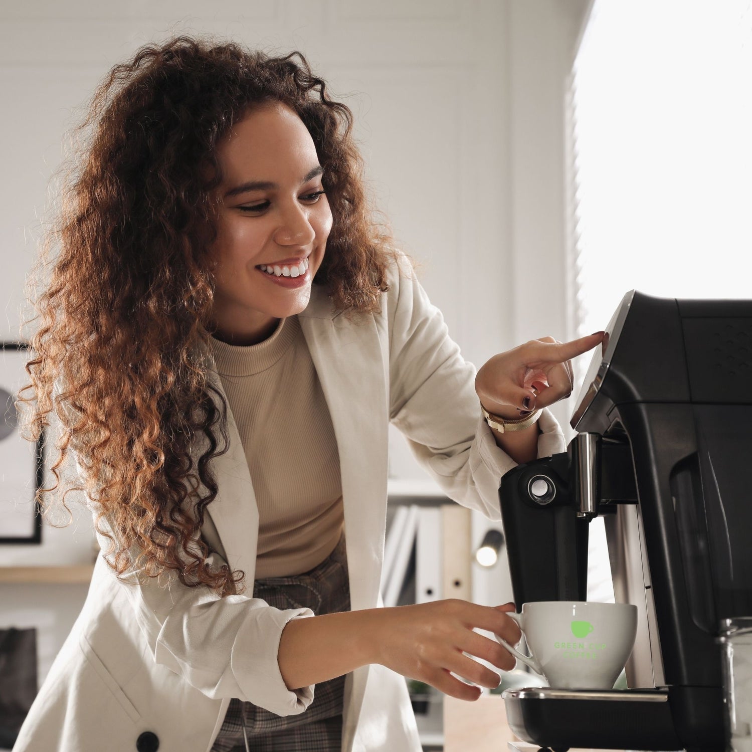 Frau Bedient Kaffeemaschine im Büro