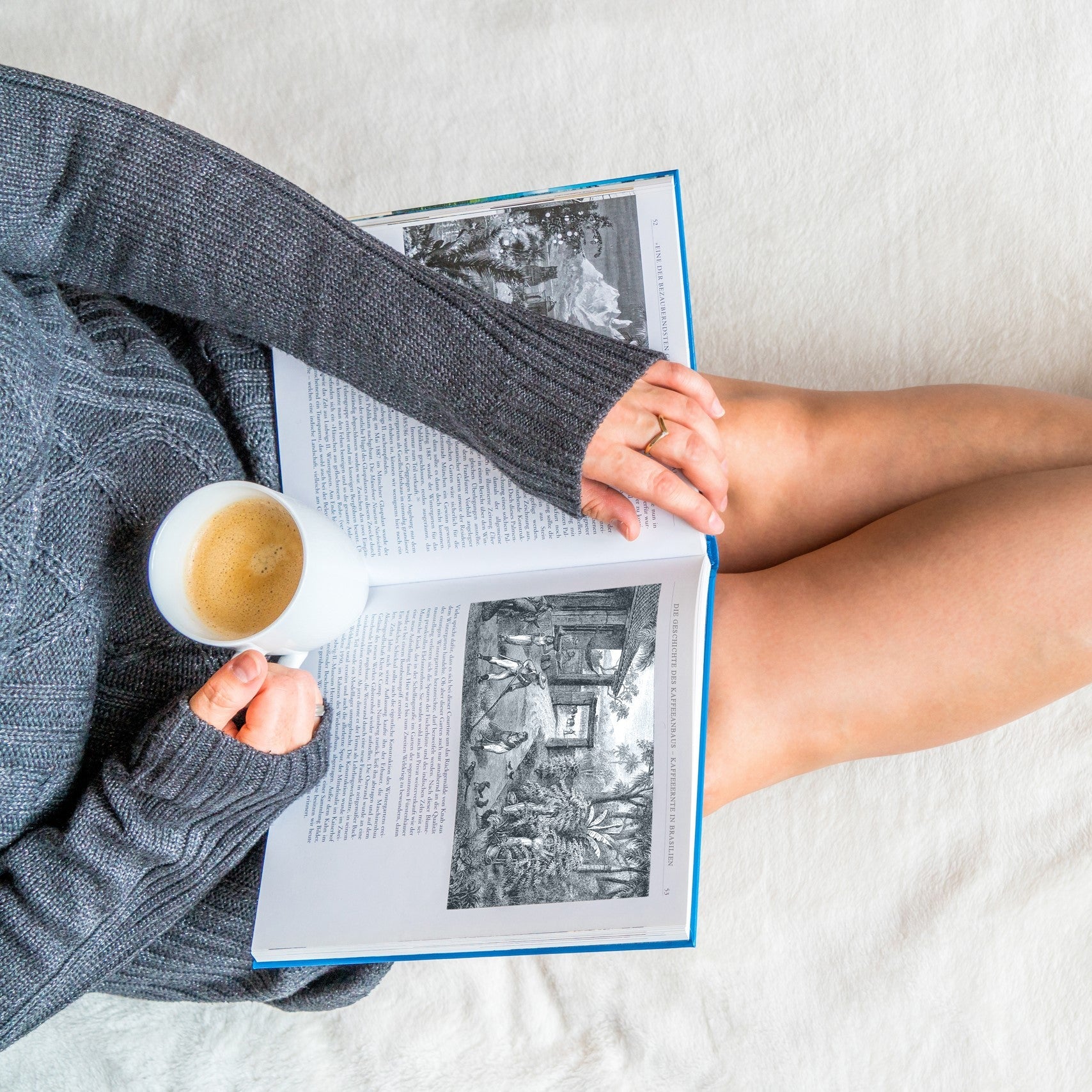 Coffee To Know - Dame mit Kaffee und Magazin auf weichem Untergrund am Lesen