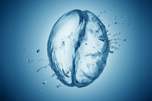 Grafik: Kaffeebohne aus Wasser mit blauem Hintergrund