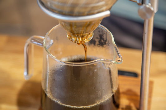 Kaffeefluss beim Pour Over in eine Glaskaraffe – manuelle Filterzubereitung mit klaren Aromen