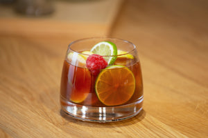 Coffee Sangira: leckerer drink mit limette, apfel und himbeeren garniert