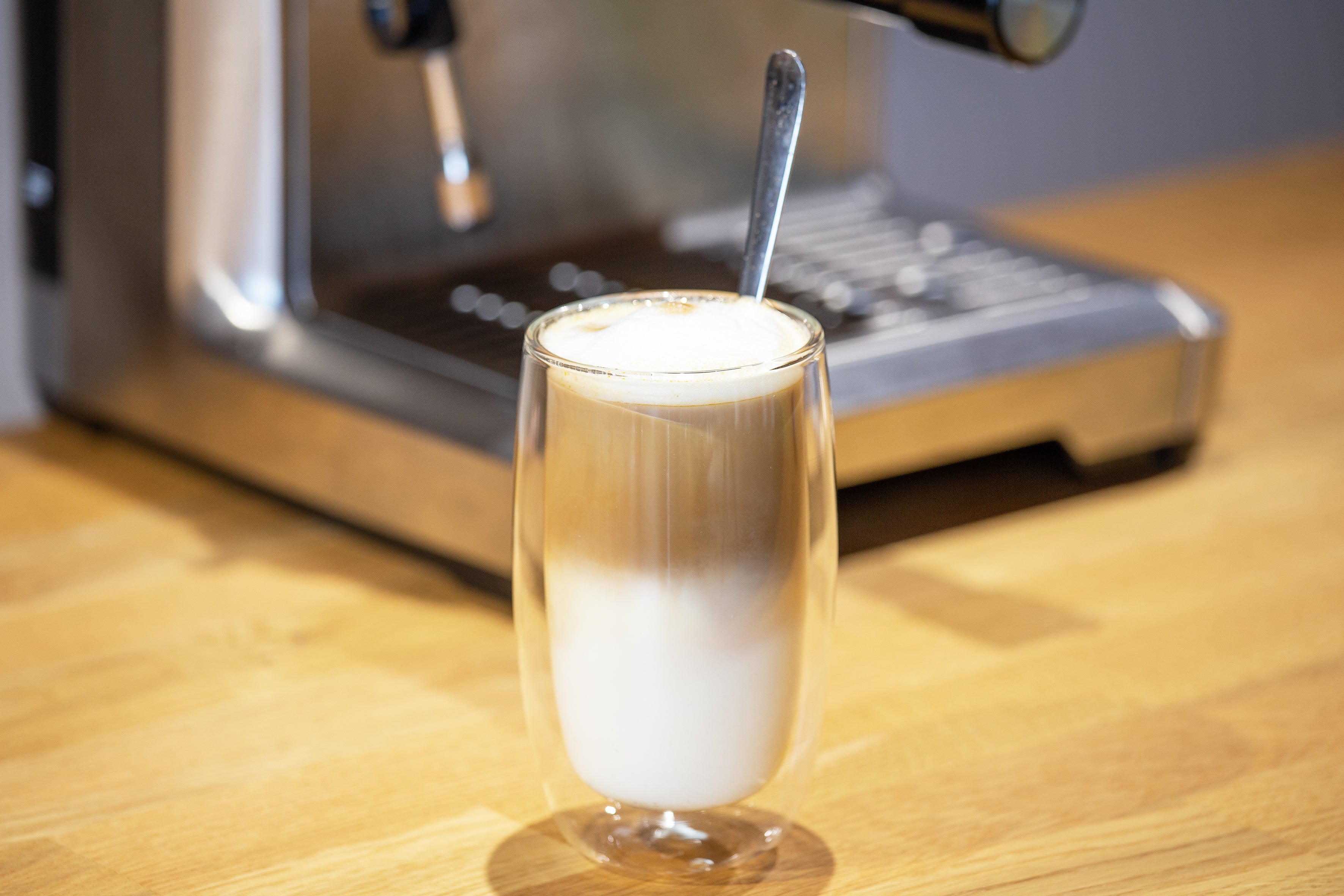 Eierlikör Latte in Glas vor Siebträgermaschine