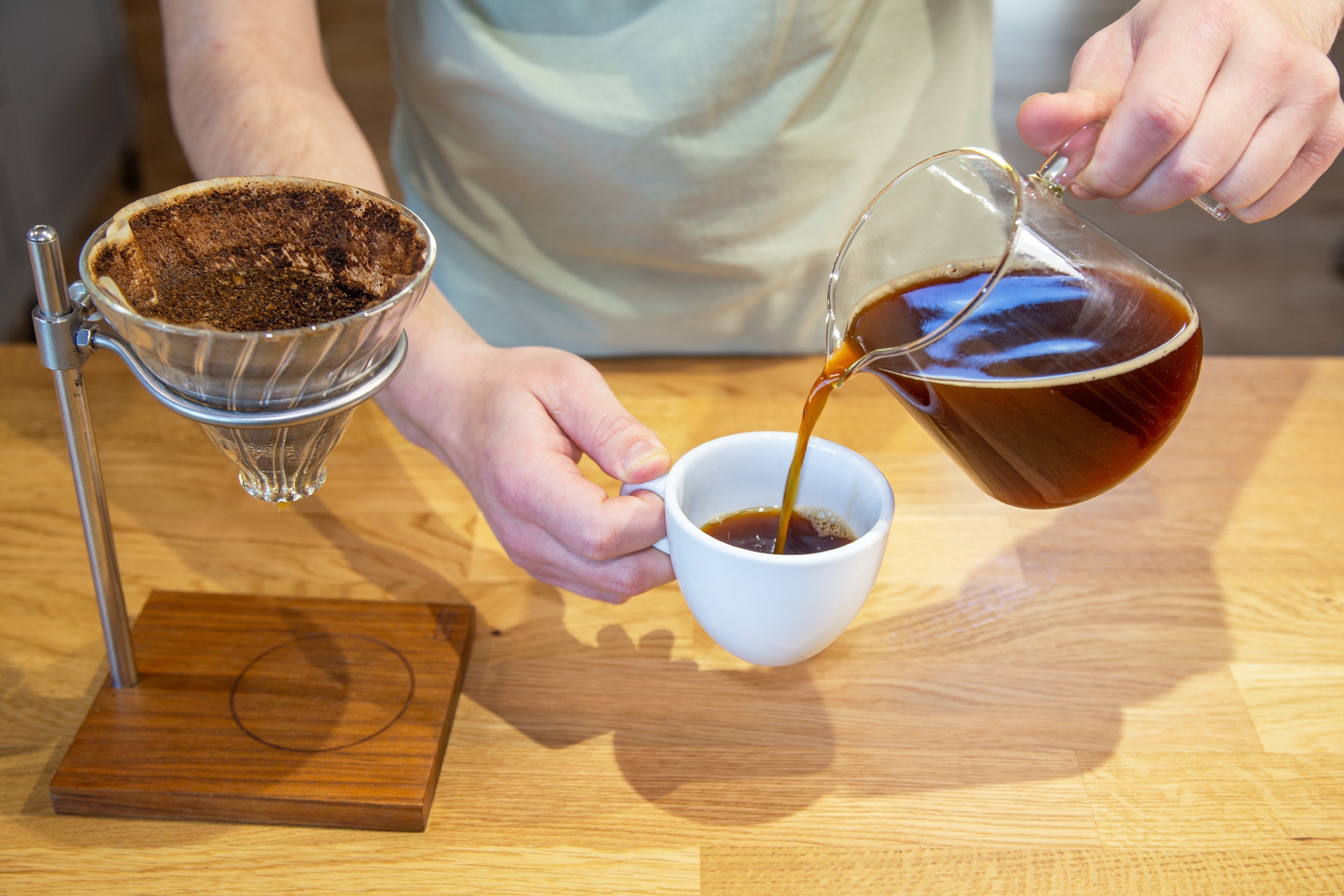 frisch gebrühten Kaffee einschenken