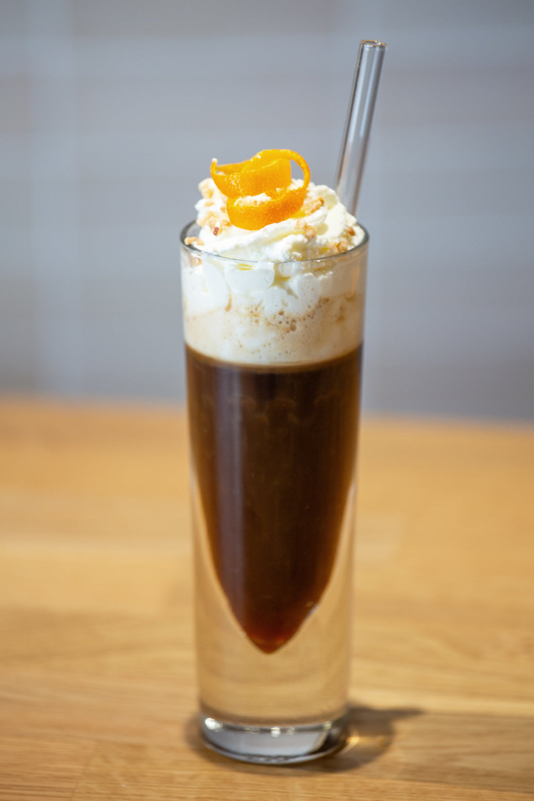 Mélange Orangina: leckerer Kaffee-Cocktail mit Sahnehaube und Orangenschale verziert