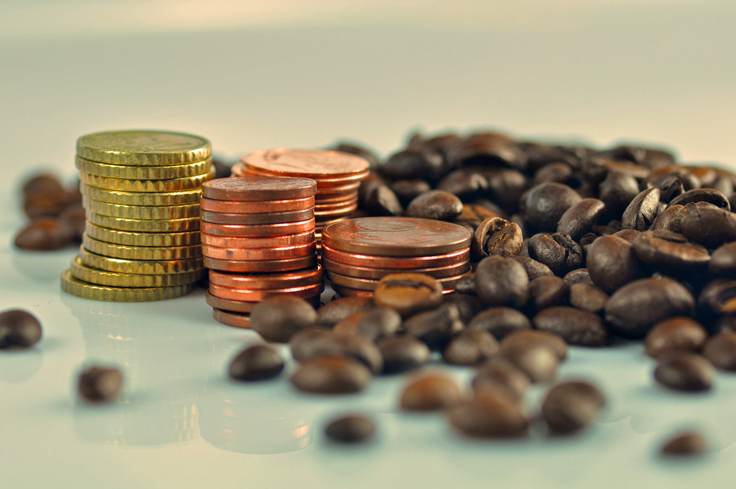 Kaffeepreise: Münzen und Kaffeebohnen