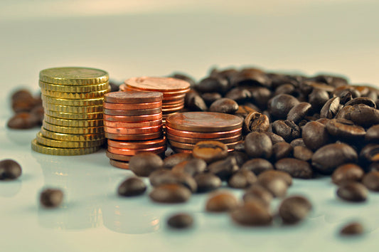 Kaffeepreise: Münzen und Kaffeebohnen