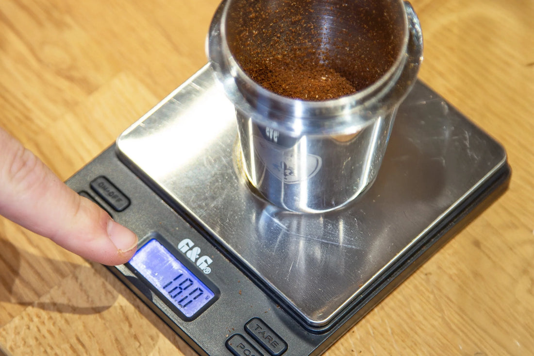 gemahlener Kaffee auf einer Waage mit 18g