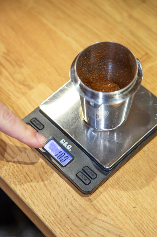 gemahlener Kaffee auf einer Waage mit 18g