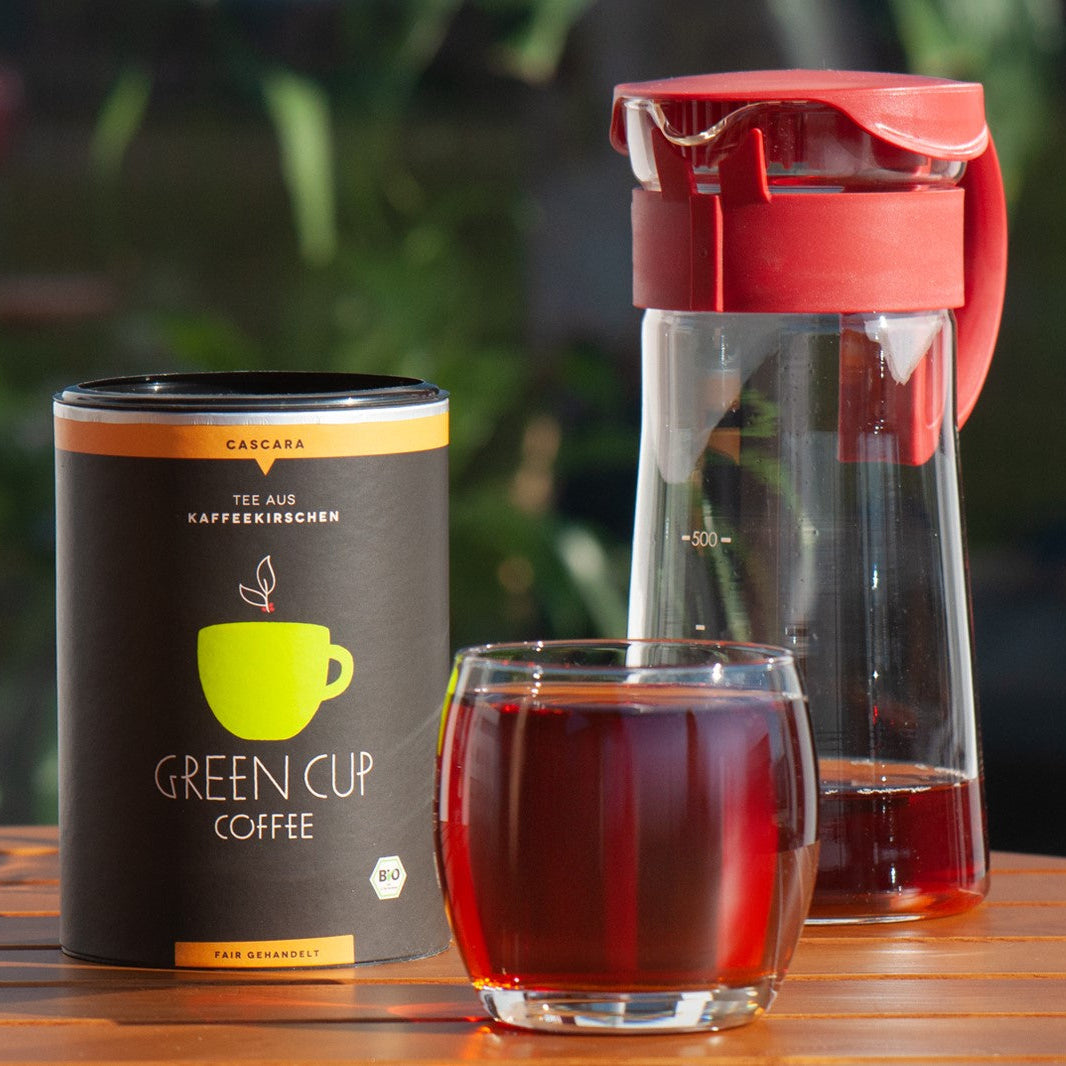 Cascara Tee-Dose mit aufgebrühtem Cascara Tee in Kanne und Glas