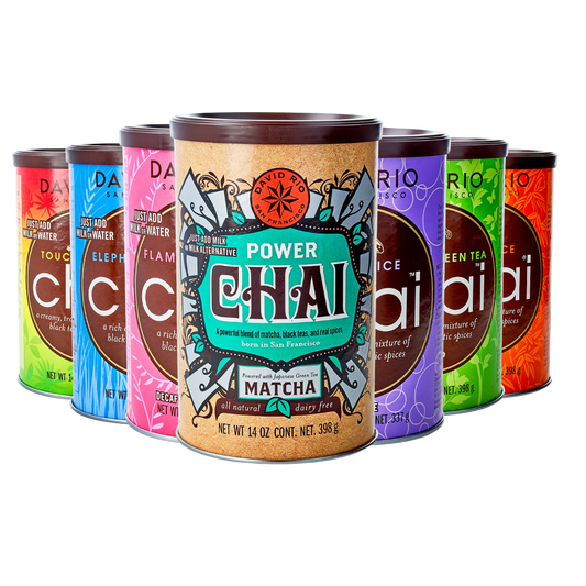 Packshot David Rio Chai Dosen mit allen Sorten: Elephant Vanilla, Flamingo Vanilla, Power Chai Matcha, Tortoise Green Tea, Orca Spice und Tiger Spice