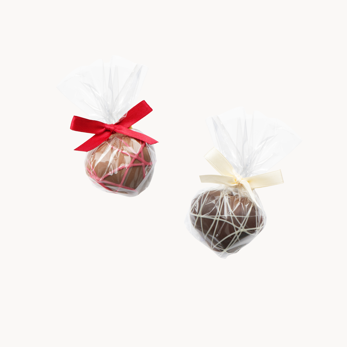 GCC Packshots: Valentinstags Schokolade, zwei Marzipanherzen Vollmilch und Zartbitter mit schleifen verpackt