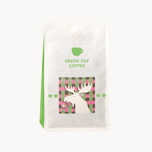 Green Cup Coffee Kaffeetüte mit Weihnachtsetikett: Elch mit Tasse auf rosa-grünem Karo.