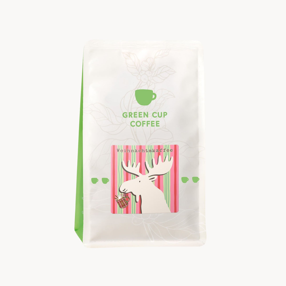 Green Cup Coffee Kaffeetüte mit Weihnachtsetikett: Elch mit Tasse auf rosa-rot-grün gestreiftem Hintergrund.