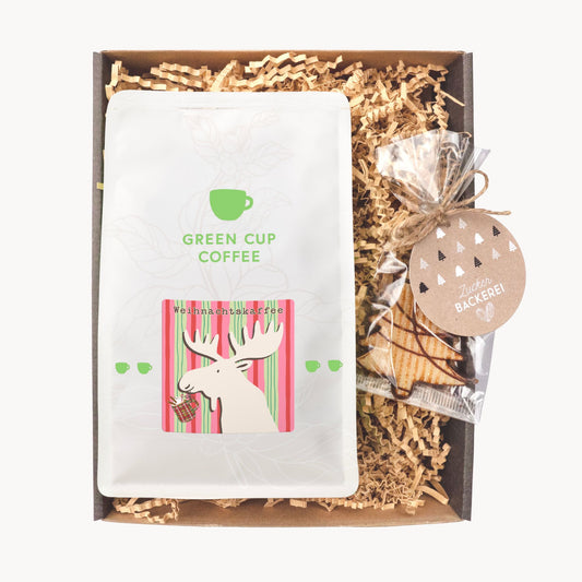 Geschenkbox mit einer Tüte Weihnachtskaffee und einem Marzipanbäumchen mit Schokoladenstreifen in Klarsichtfolie, mit Zucker-Bäckerei-Anhänger.