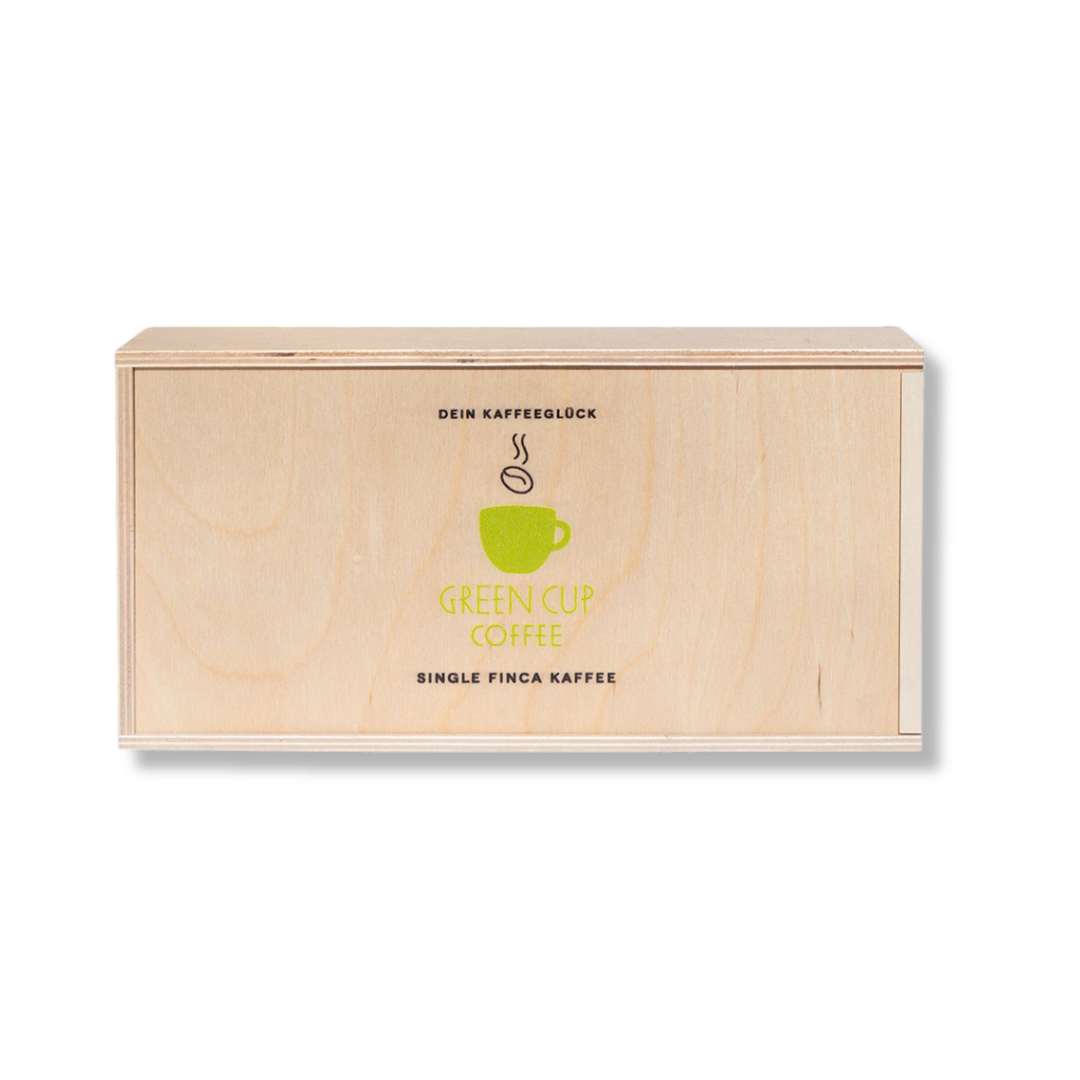 Packshot: Holzbox mit Green cup Coffee.Logo