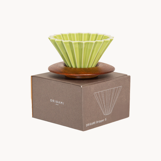 Origami Dripper S aus Keramik in Hellgrün – Pour Over Filterhalter mit Holzring, stilvoll präsentiert auf der Originalverpackung
